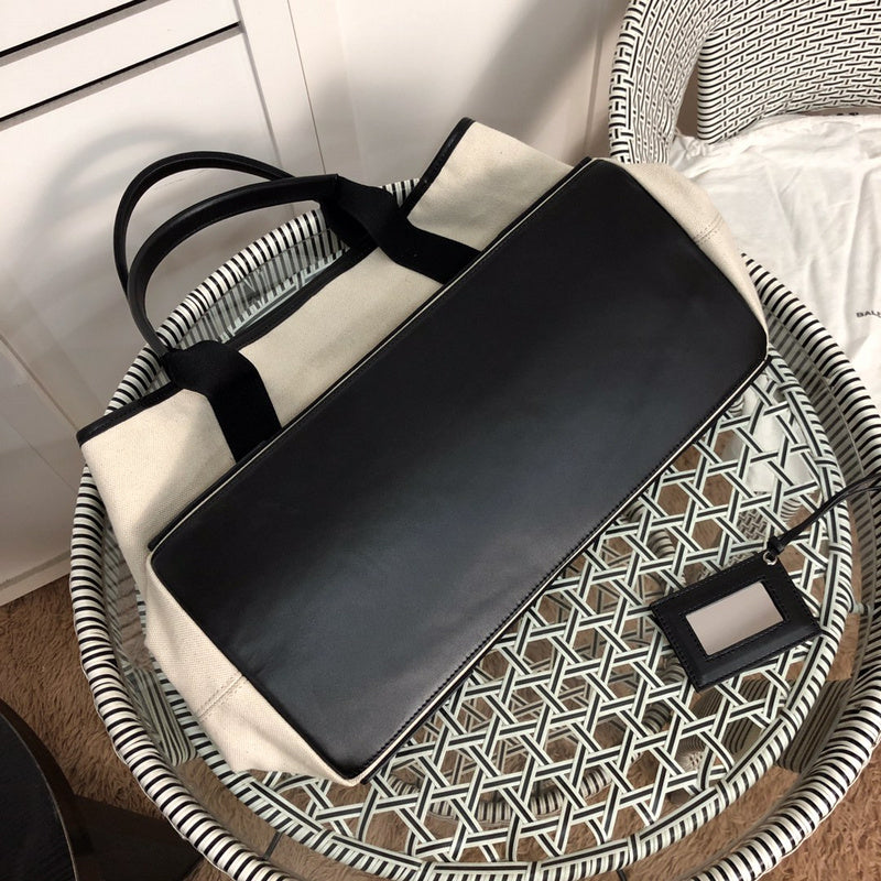 Interior view of refined modern women's handbag – women's luxury accessory