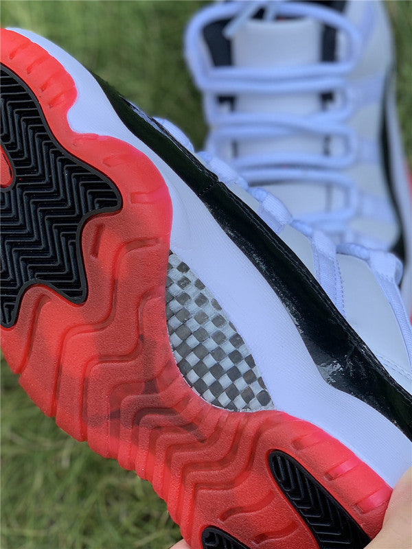 Nike classic monochrome luxury sneakers view 9 retro runner design