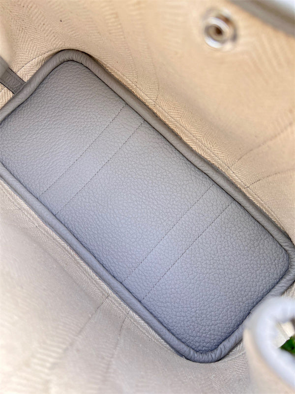 Side view of fluid structured handbag
