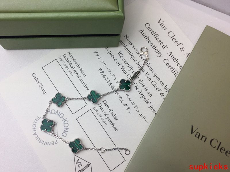 Side view of Van Cleef & Arpels unisex jewelry piece