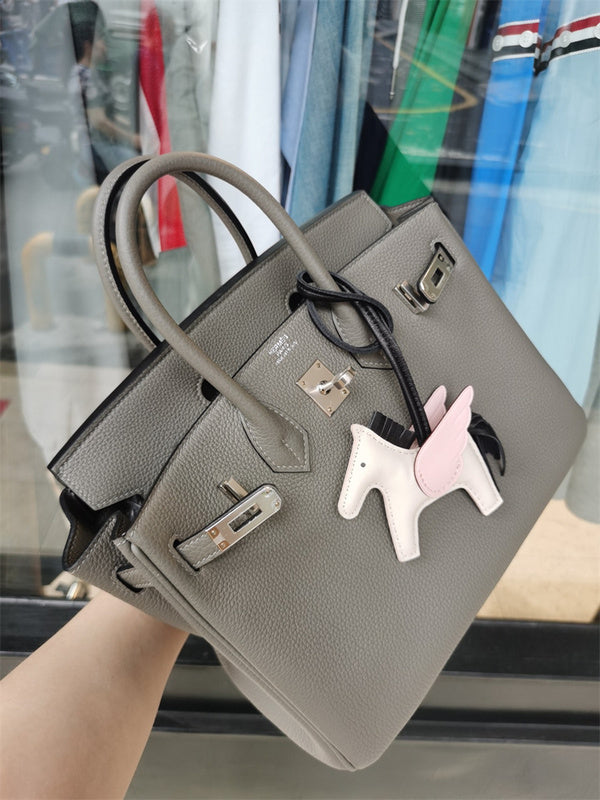  Signature shoulder bag front view 7