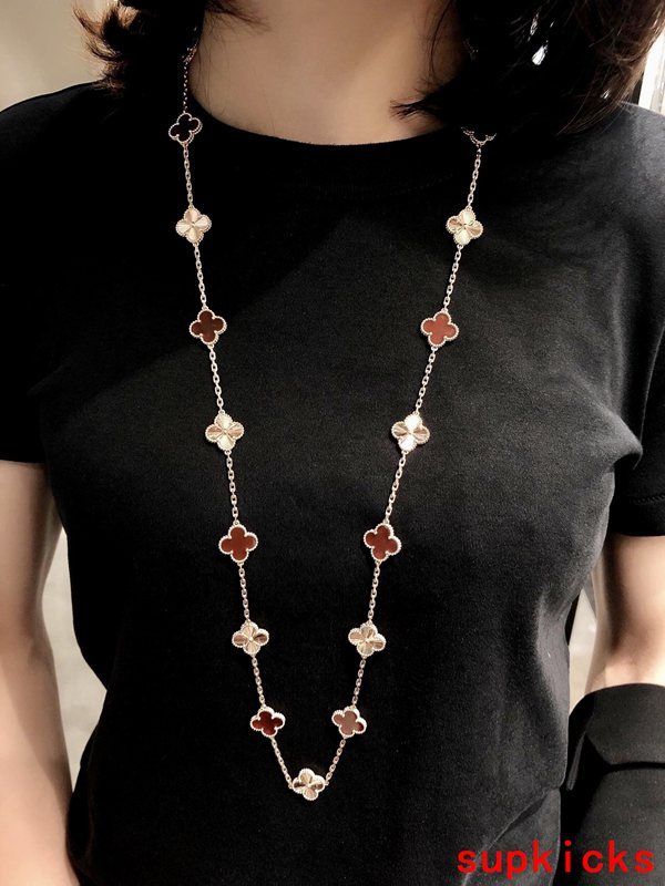 Close-up detail view of Van Cleef & Arpels unisex jewelry piece