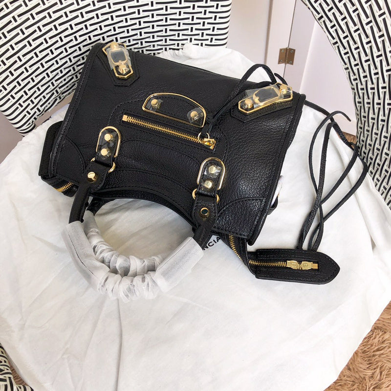 Handle and strap detail of statement structured women's handbag – women's statement bag
