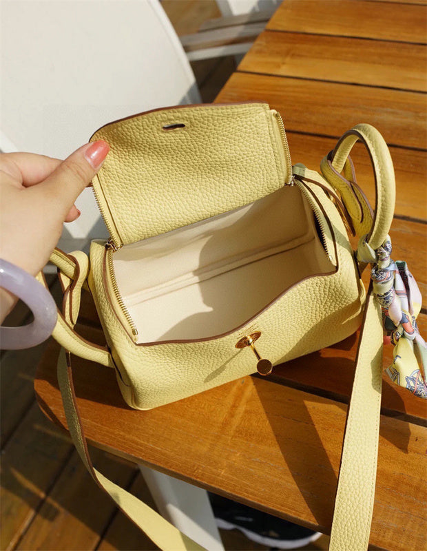  versatile everyday bag detail view showing craftsmanship 14