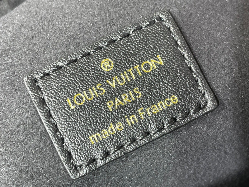  shoulder bag interior and compartment view 15