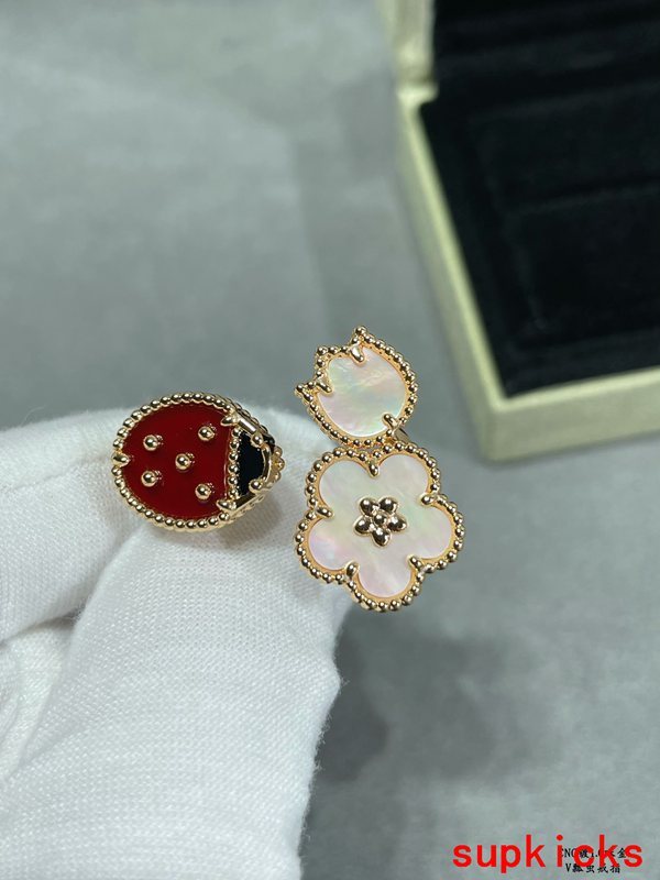 Side view of Van Cleef & Arpels unisex jewelry piece