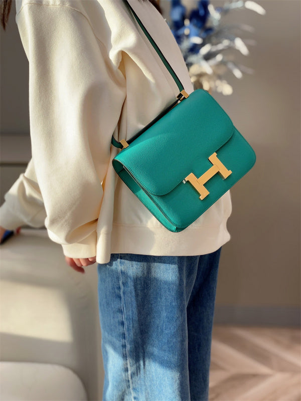 Streamlined handbag styled for everyday wear