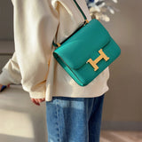 Streamlined handbag styled for everyday wear