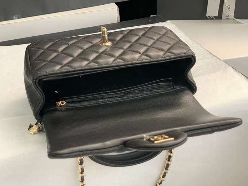 Zivas Charm Timeless Appeal Luxury Handbag (Signature Shape & Finish) – Close-Up Detail