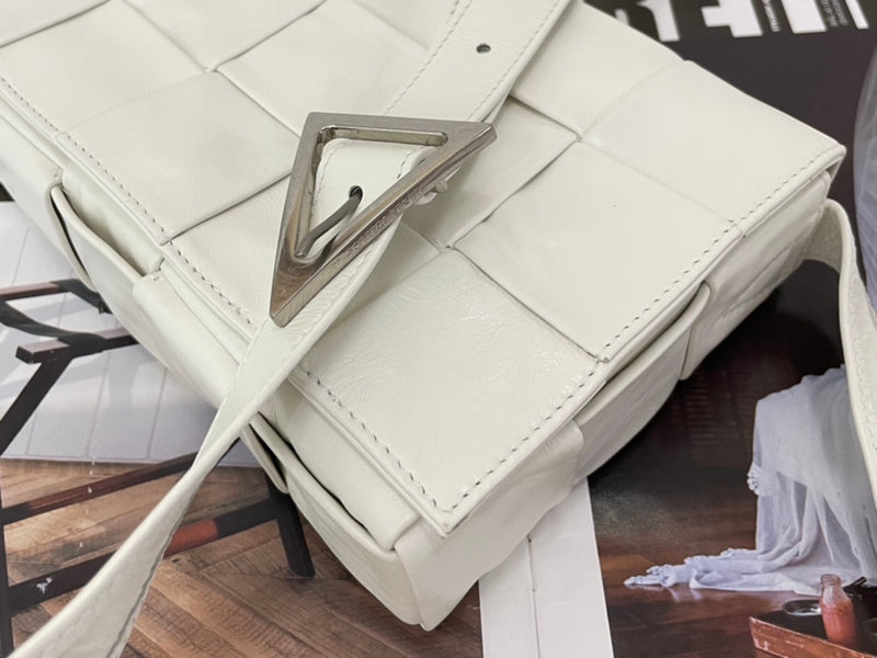 Elegant Vegan Leather Handbag - Chic Everyday Appeal | Women's Everyday Carry Handbag #1645 - product detail shot (image 10) of designer-inspired handbag
