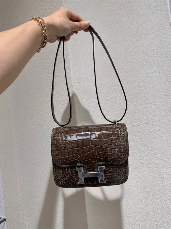  Understated structured bag front view 7