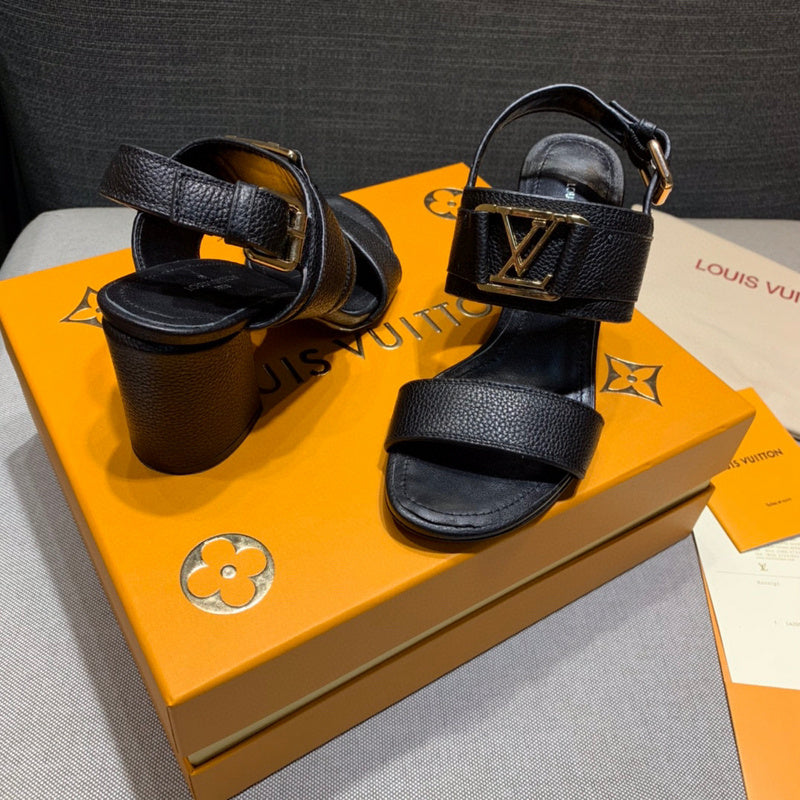 Back view of Louis Vuitton luxury piece style No.050