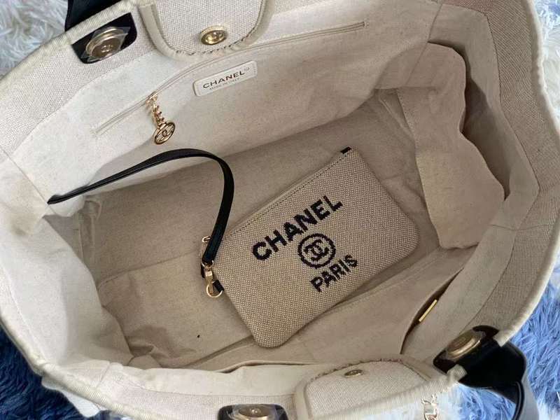 Zivas Charm Modern Edge Everyday Handbag (Considered Detail & Form) – Styled Look