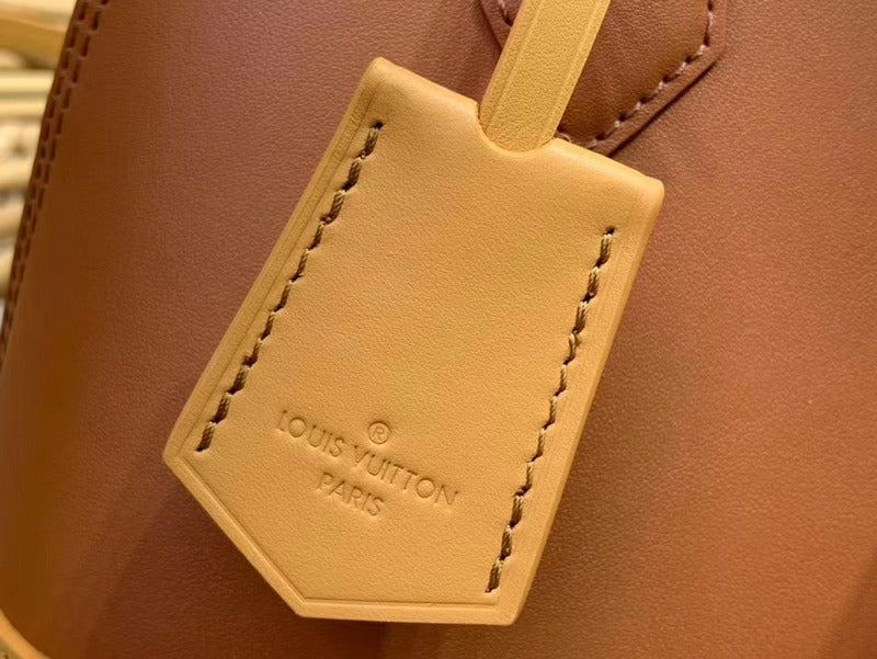 Handle and strap detail of chic statement women's handbag – women's everyday handbag