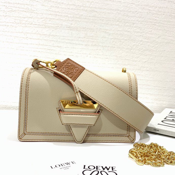 Ziva's Charm handbag – front view (24.5cm*15cm*9cm)