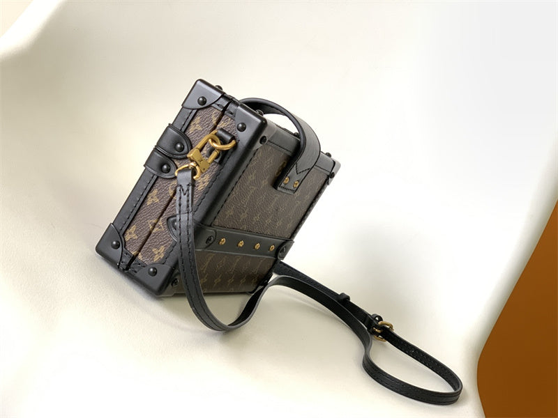  timeless everyday bag styled with outfit 18
