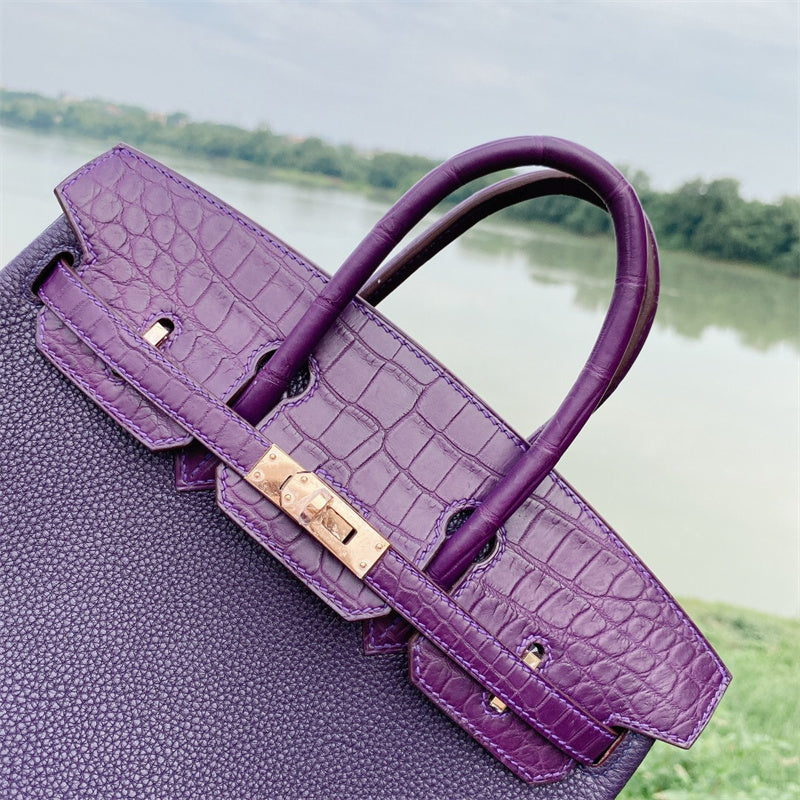  Classic handbag carried on shoulder 10