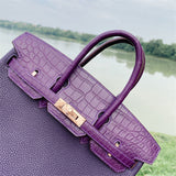  Classic handbag carried on shoulder 10