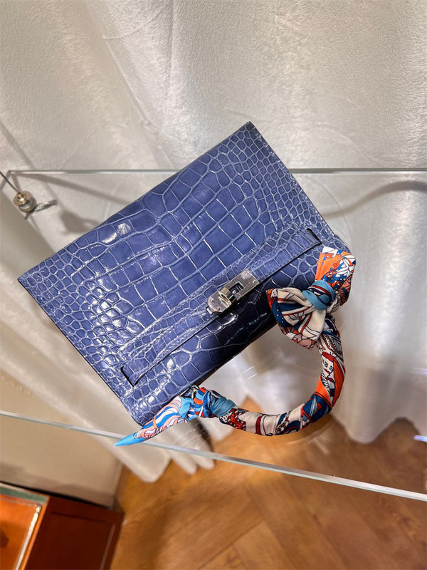  Essential tote bag carried on shoulder 10