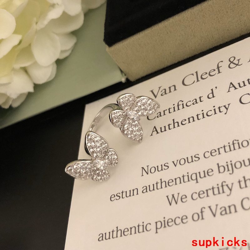 Side view of Van Cleef & Arpels unisex jewelry piece