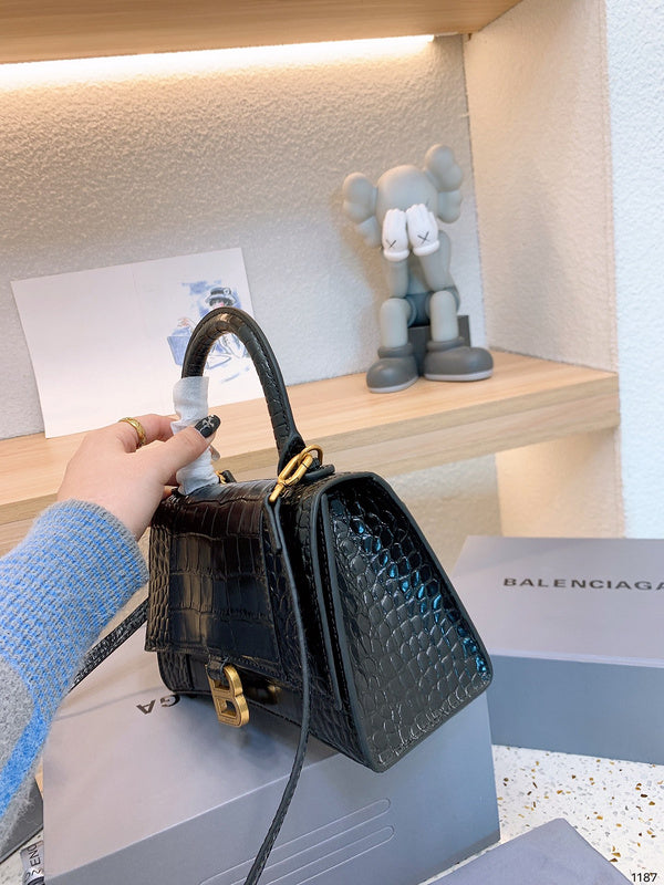 Ziva's Charm handbag – back view (one versatile size)