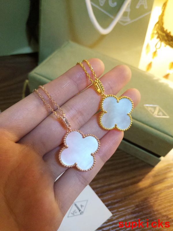 Angled view of Van Cleef & Arpels unisex jewelry piece