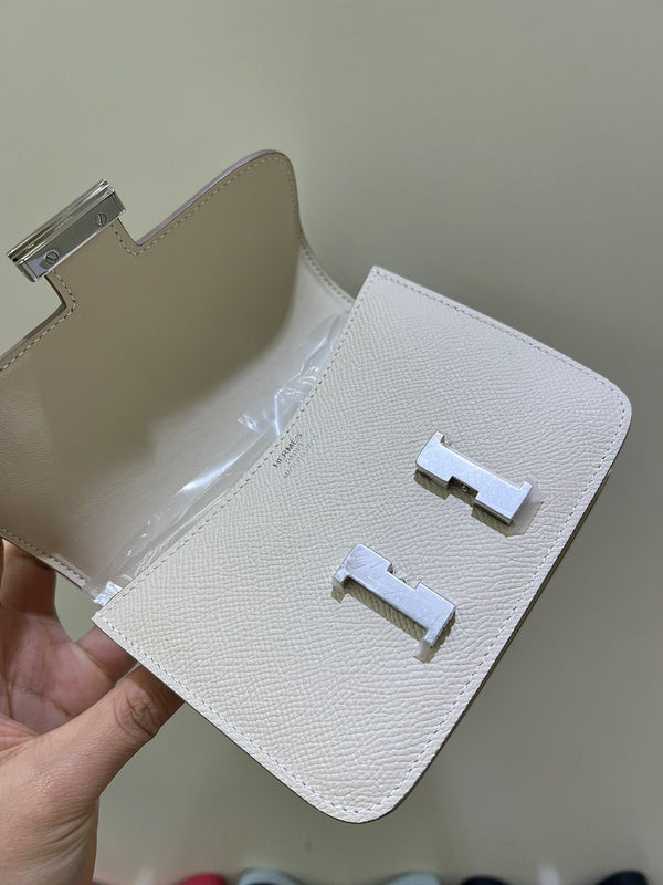 Fluid handbag styled for everyday wear