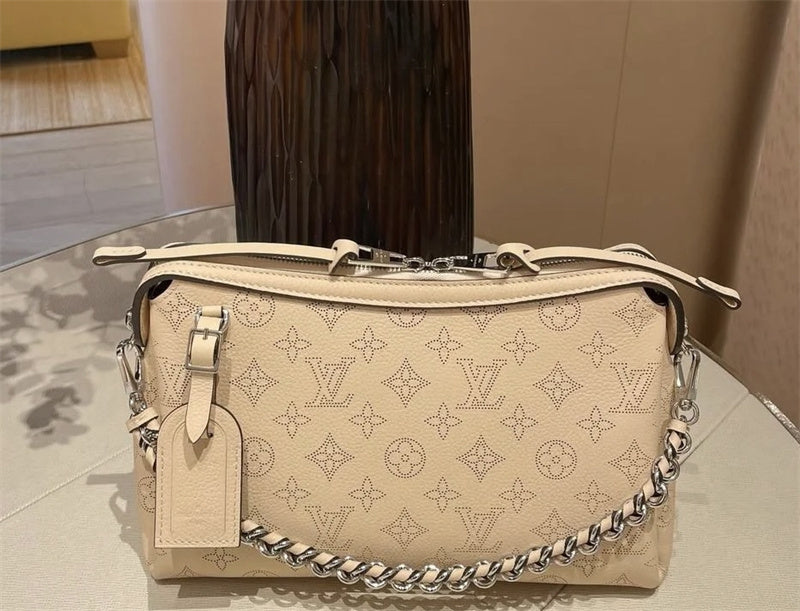 streamlined structured bag styled with outfit 30