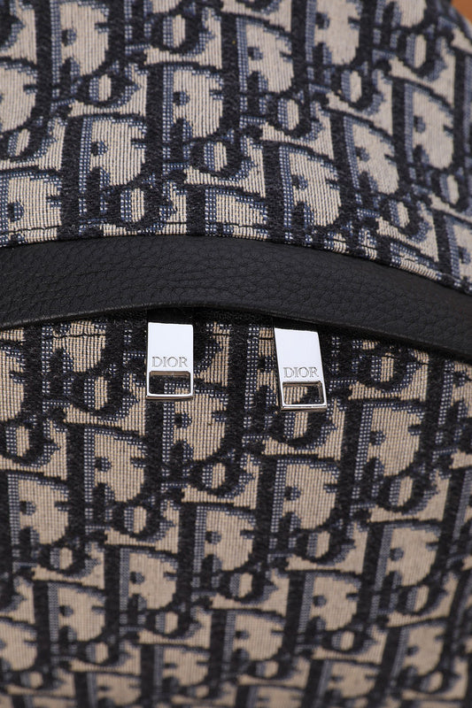 Handle and strap detail of statement signature women's handbag – women's premium purse