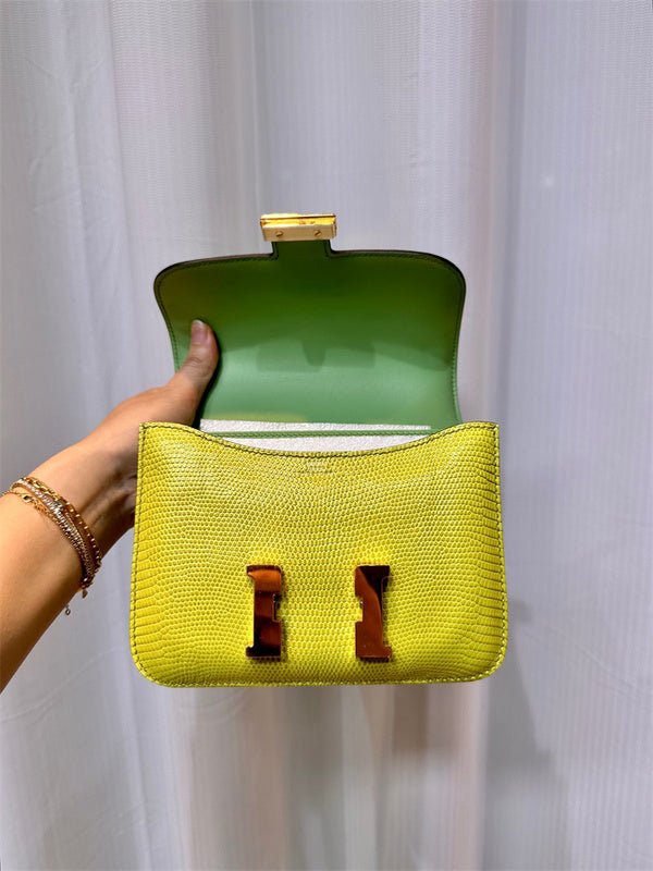  modern carryall bag styled with outfit 12