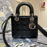 Side profile of premium chic women's handbag – women's designer-style accessory