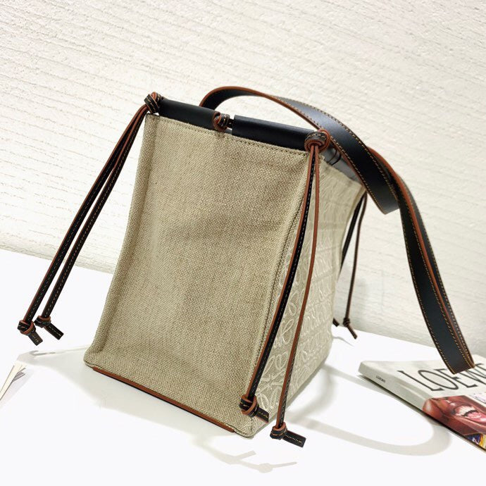 Ziva's Charm handbag – close-up view (32cm*24cm*15cm)