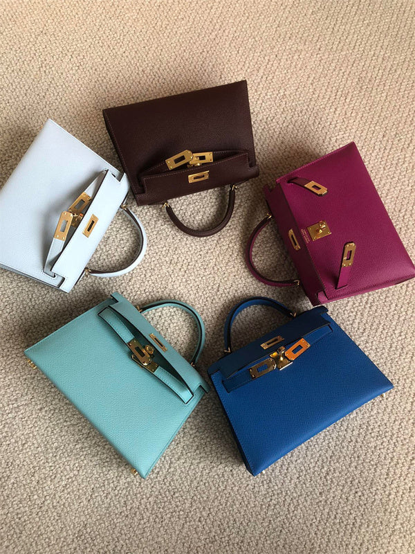  streamlined carryall bag styled with outfit 12