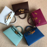  streamlined carryall bag styled with outfit 12