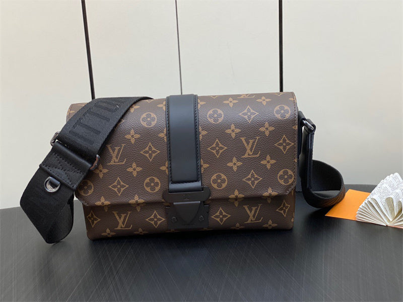  understated crossbody bag styled with outfit 12