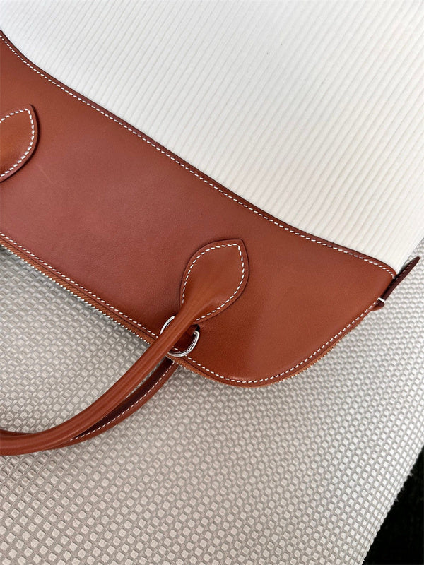  shoulder bag interior and compartment view 9