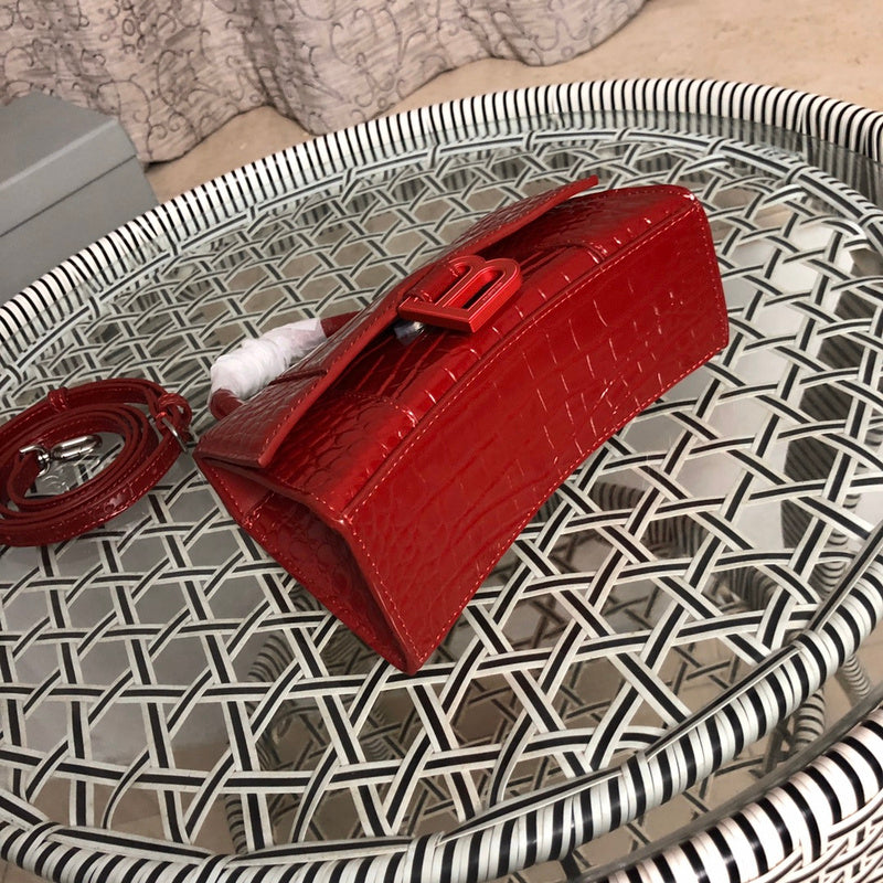 Handle and strap detail of statement everyday-luxe women's handbag – women's everyday handbag