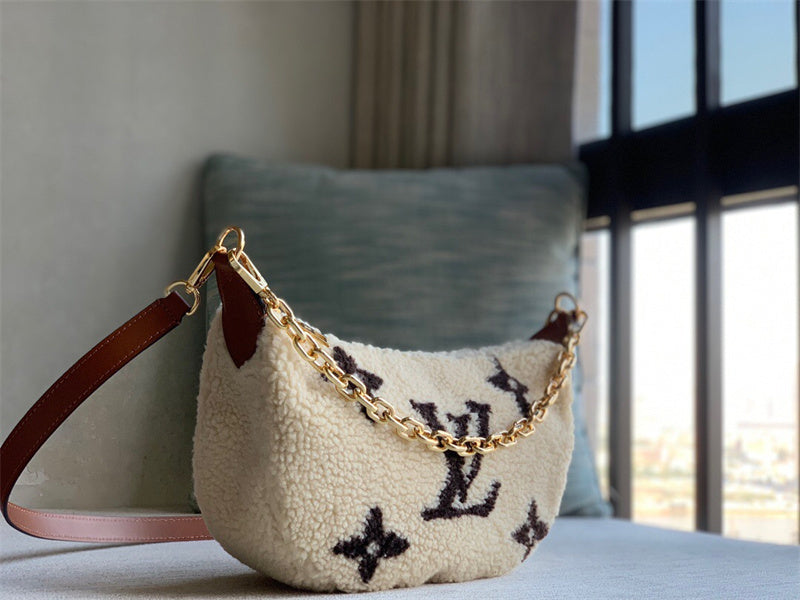  Elegant shoulder bag front view 13