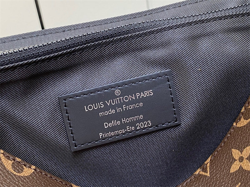  Chic tote bag carried on shoulder