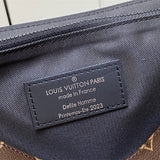  Chic tote bag carried on shoulder