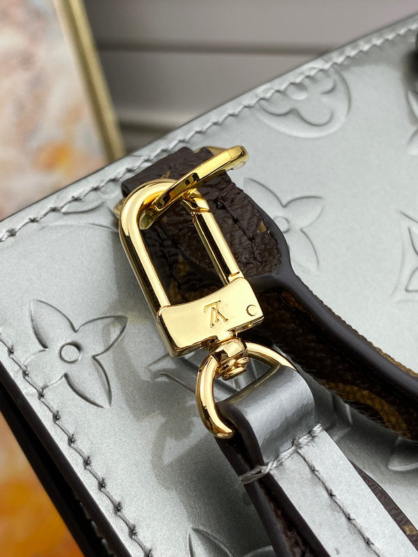 Handle and strap detail of statement refined women's handbag – women's premium purse