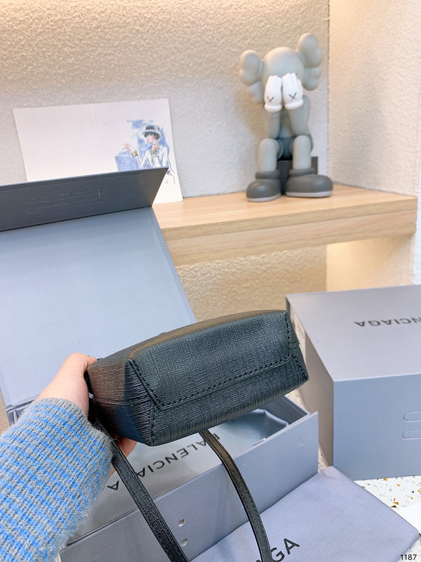 Ziva's Charm handbag – product shot (one versatile size)