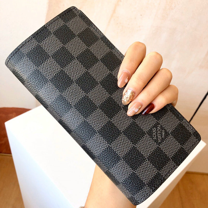 Styled lifestyle shot of chic elevated women's handbag – women's everyday handbag