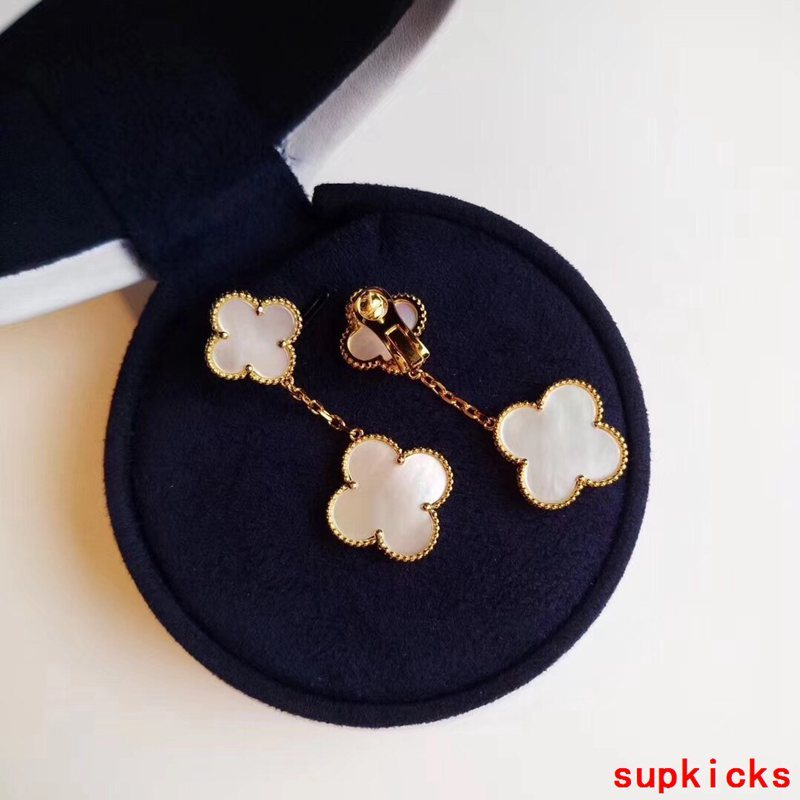Angled view of Van Cleef & Arpels unisex jewelry piece