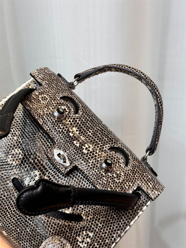  timeless everyday bag styled with outfit