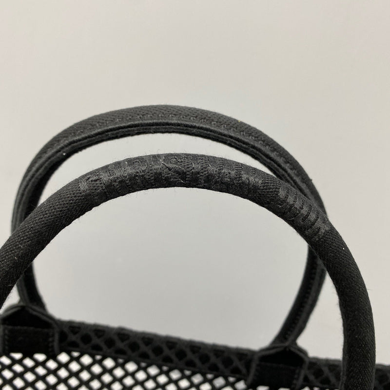 Handle and strap detail of structured elevated women's handbag – women's premium purse