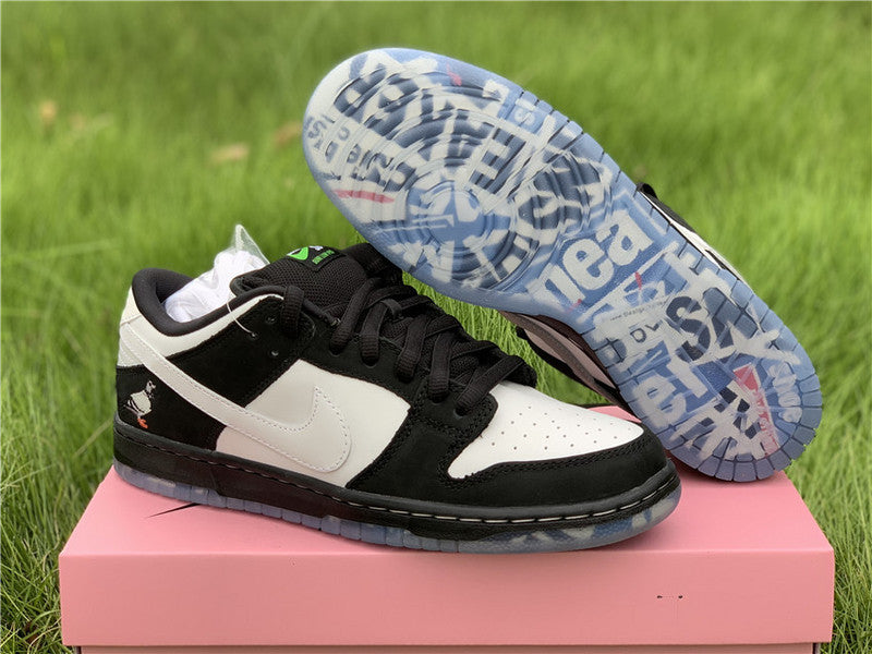 Nike Men's & Women's Luxury Low-Top Trainers — Style 033 angle view