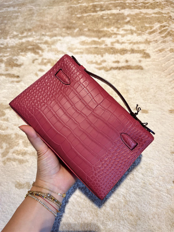 Effortless handbag styled for everyday wear