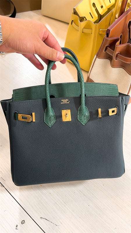  Chic carryall bag carried on shoulder