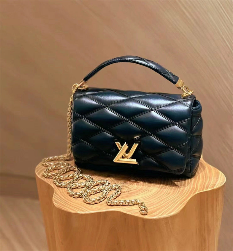  streamlined carryall bag detail view showing craftsmanship 8